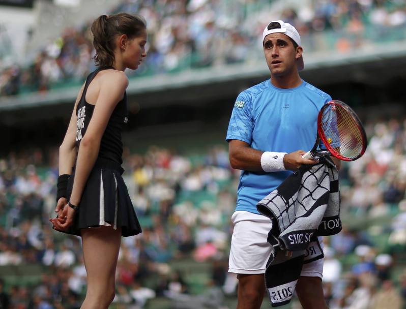 Facundo Arguello durante una pausa del match con Murray (Reuters)